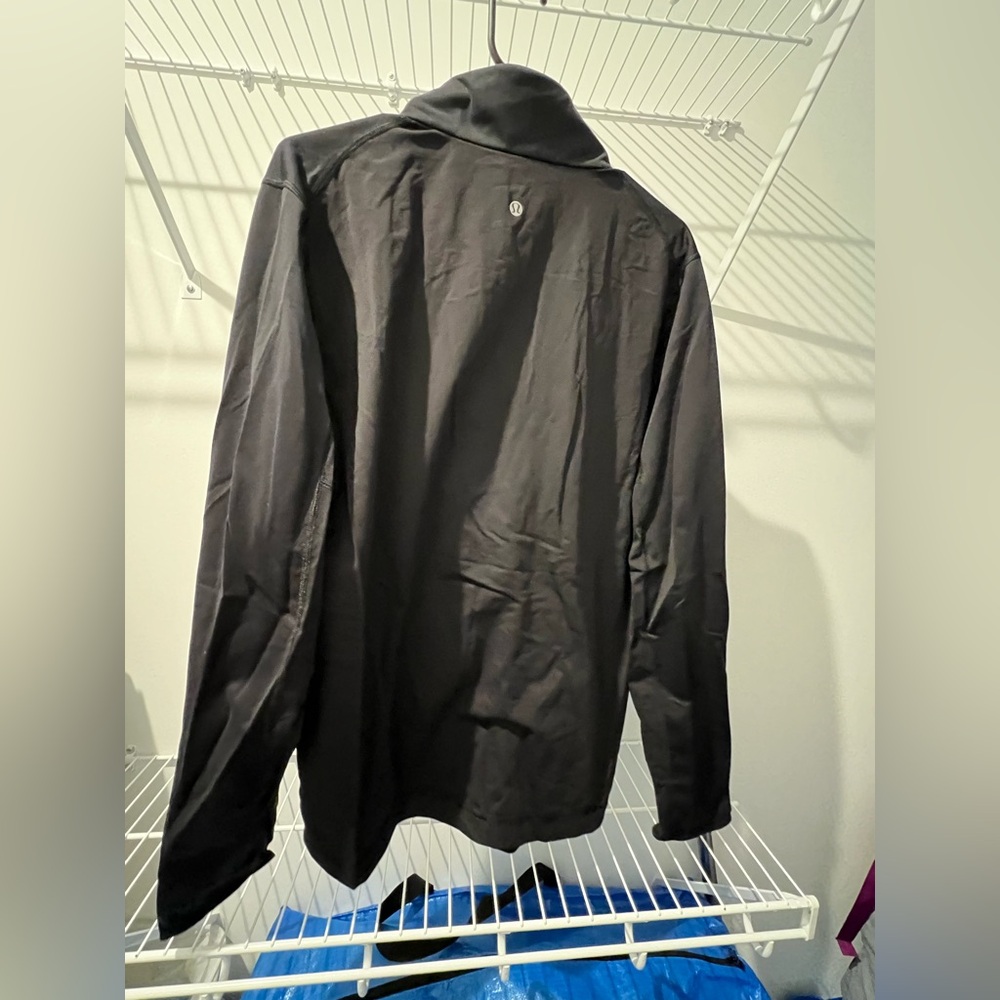 Men’s lululemon pullover, worn a couple times, no tag.  Large